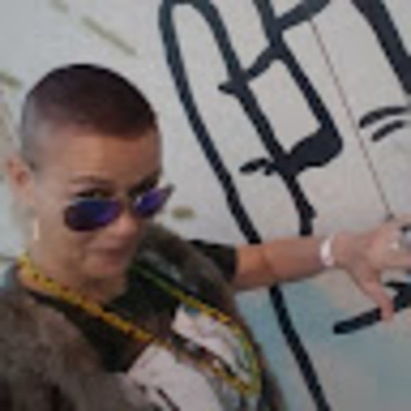 Meet your Posher, Christa - Picture 1 of 1